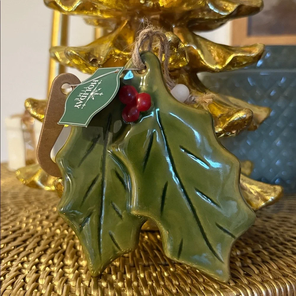 🆕HOLIDAY TIME Ceramic Pottery Holly Leaf Ornament, OS